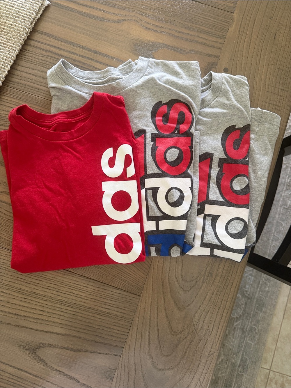 3 adidas Kids' Red & Gray Logo Tee Pack
⚽️🏟️🥅